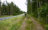 Banvall och länsväg 125 går parallellt vid Grönskåra 2007-07-09