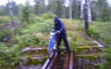 Sakta och försiktigt balanserar Jerry över bäcken. Fotografen är nervös och kan inte hålla kareran still.